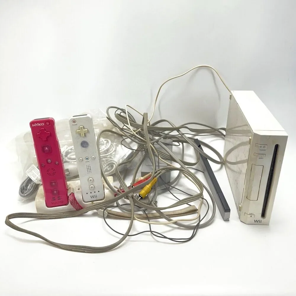 Nintendo Wii Model RVL-001 USA Game Console Bundle Super Smash W/ Controllers